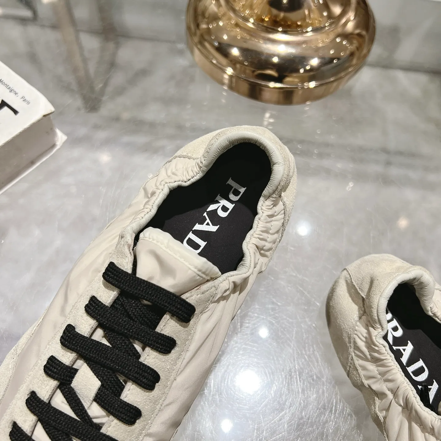 👟👟Ex-factory price 520👟👟Men's size +10 Couple style🎆Prada's new moral training shoes. The upper is suede with texture, and the inner sheepskin is wrapped. It is soft and waxy🎆The insole is thickened with lambskin. It is extremely comfortable to step on, has a sense of support, and feels well wrapped. The shoe shape is full of wrapping, light and easy to wear. A practical casual shoe that makes your legs appear taller! White is clean and refreshing, needed all year round, and can be easily worn with skirts and pants. Upper: imported suede/original molded fabric. Lining: sheepskin. Outsole: rubber outsole! Code number: 35-41 Color: burgundy blue brown green dark green yellow black red gray 9 colors available